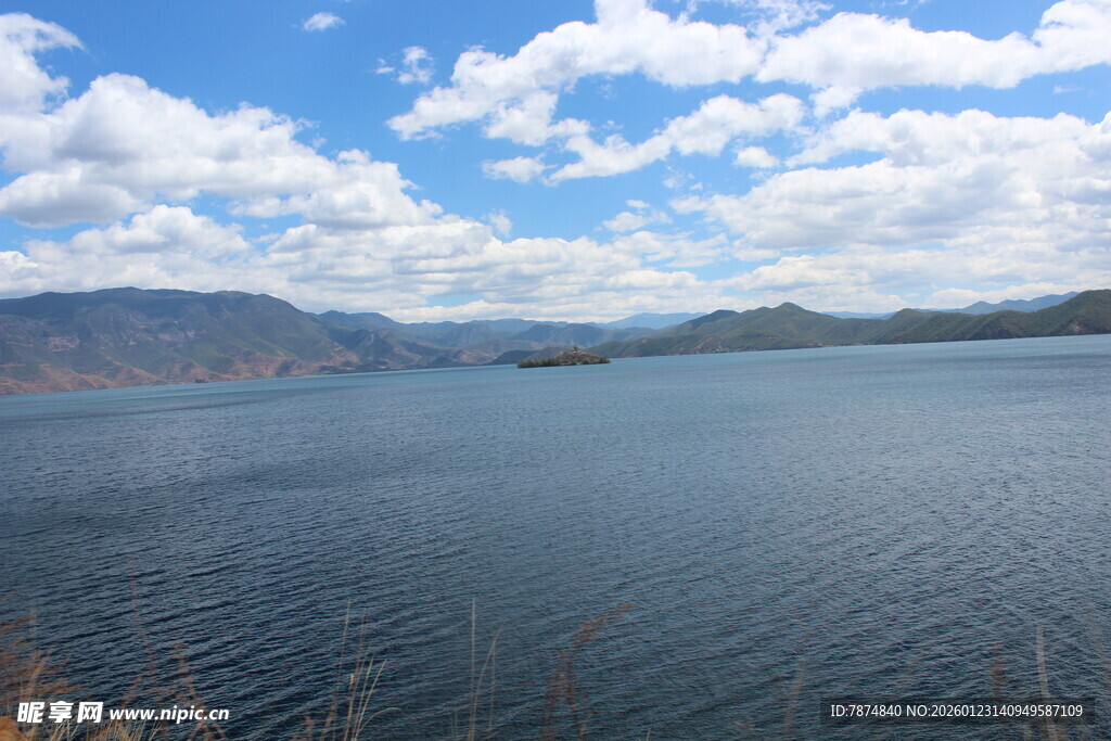 宁静湖泊与远处山峦美景