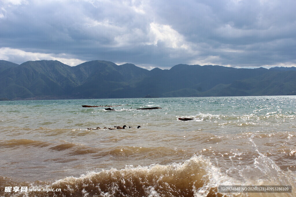 海边翻涌浪花与远山景色