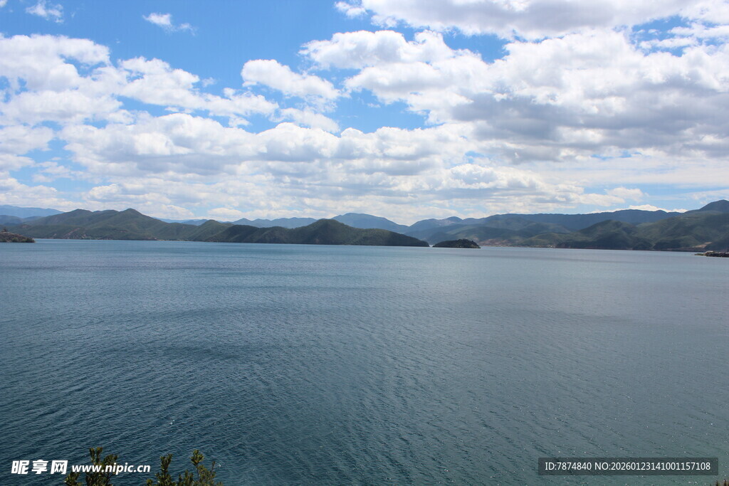 宁静湖景与蓝天白云