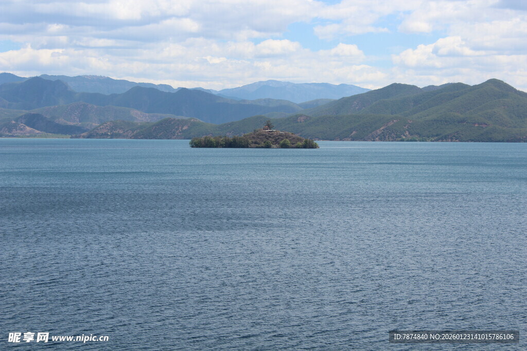宁静湖景中的湖心小岛