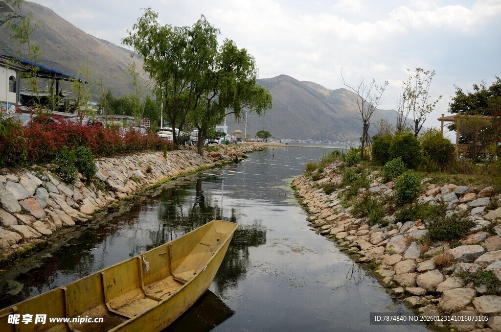 河畔小船 静谧山水风光