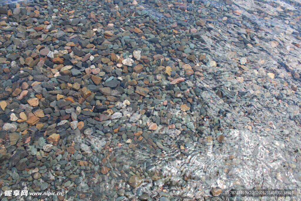 清澈水底的多彩碎石