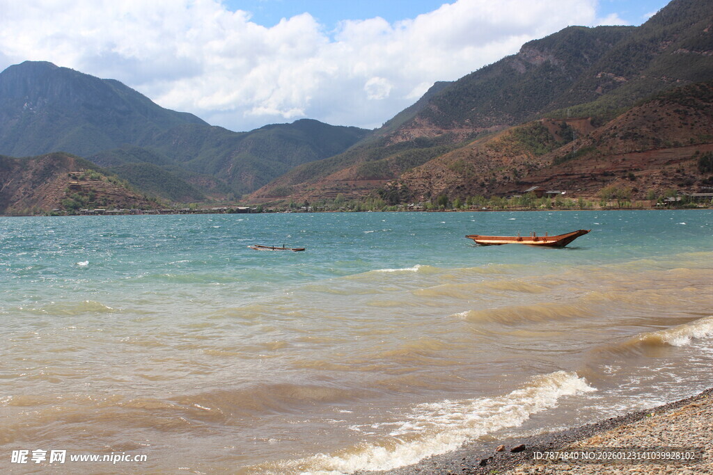 湖畔小船与远山美景