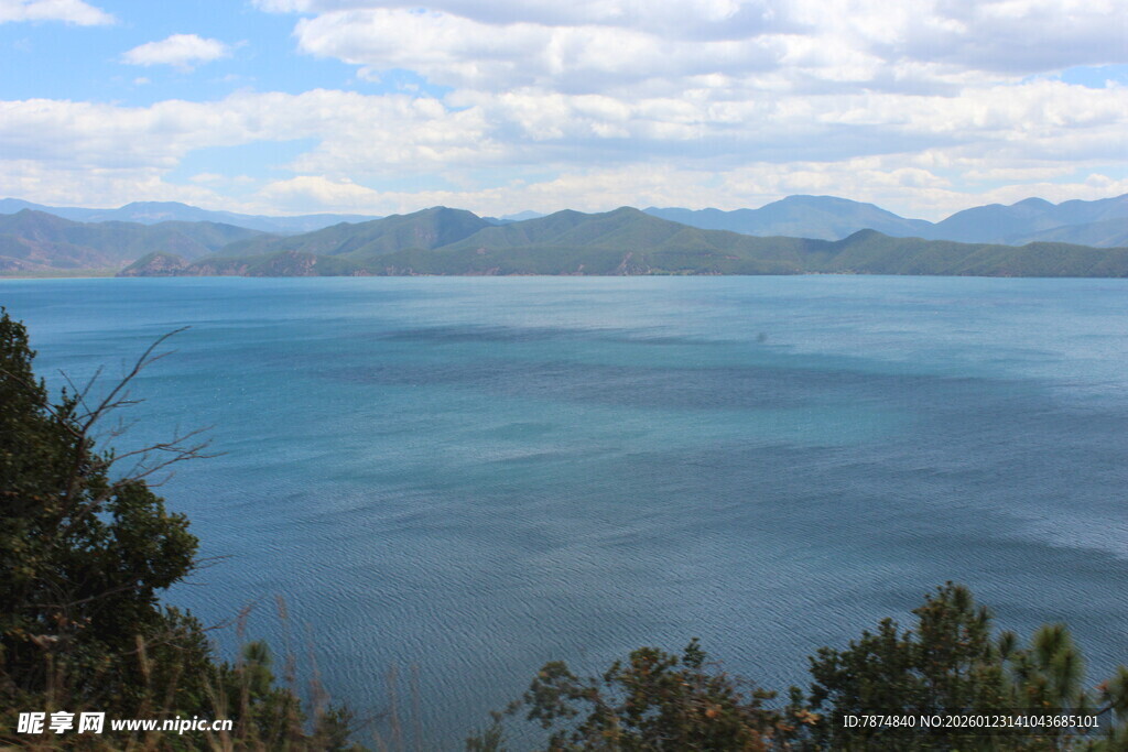 湖畔山景 碧波蓝天之美
