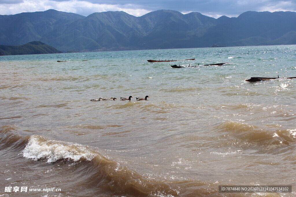 海边波浪与远处山峦景色