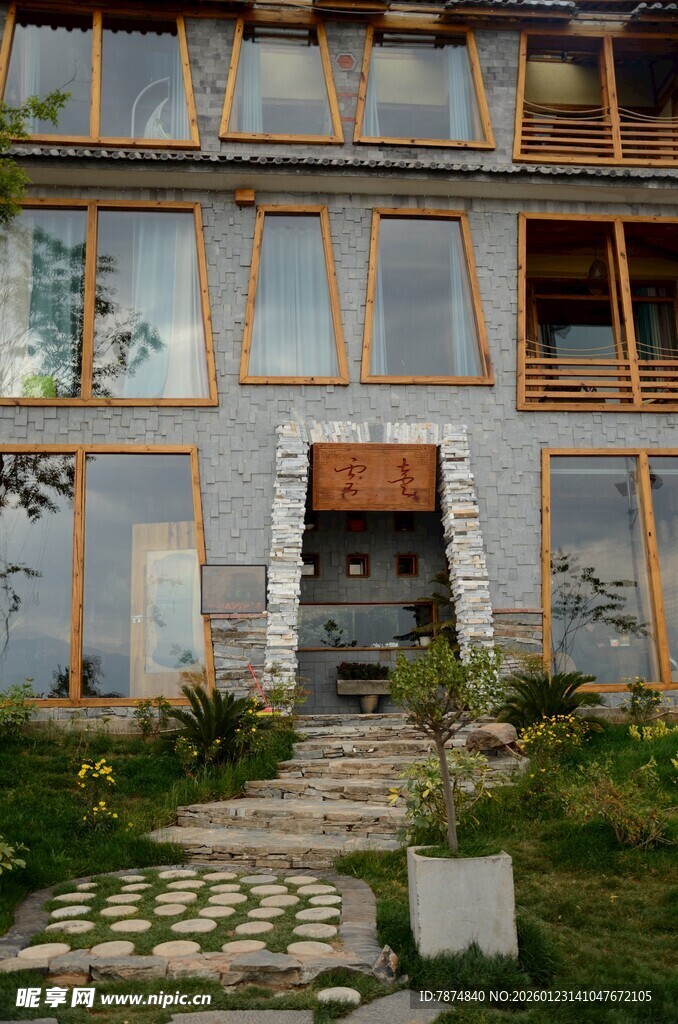 山间石砌木屋外观景致