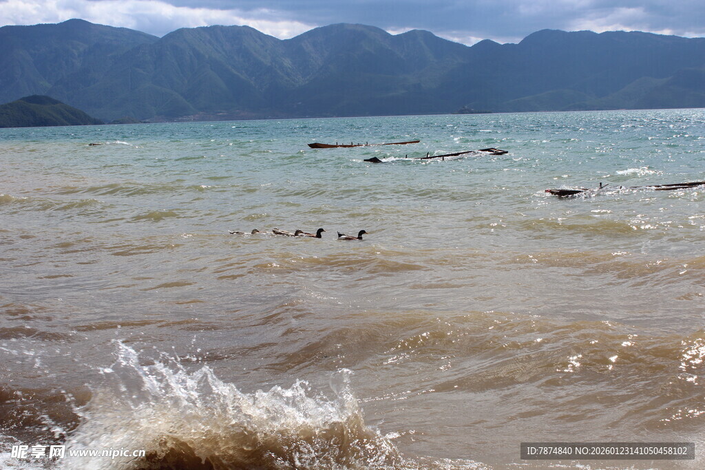 海边浪花与远处山峦景色