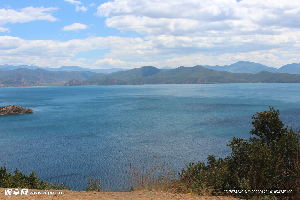 美丽湖景与远山风光