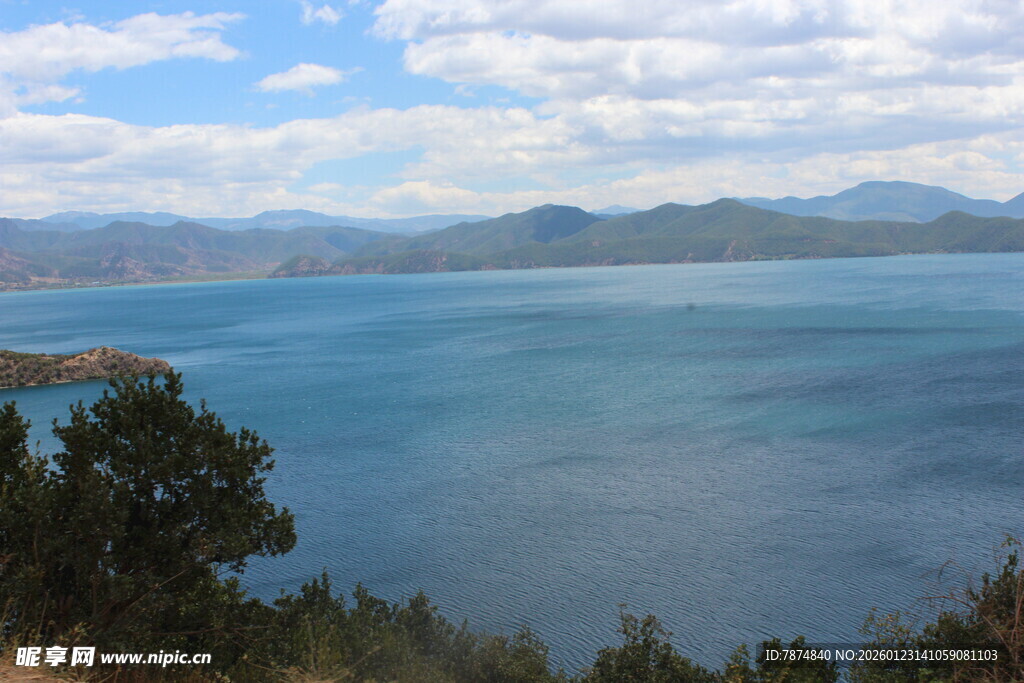 美丽湖景与远山风光