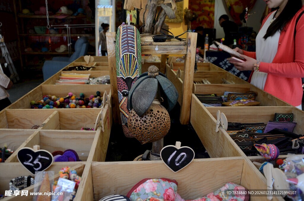 集市上琳琅满目的手工艺品
