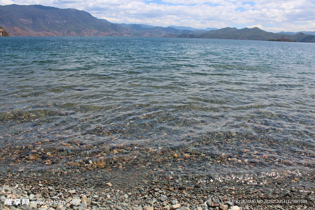 宁静湖畔的碎石与波光