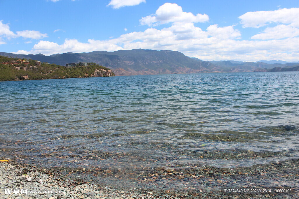 湖畔美景 波光粼粼的湖水