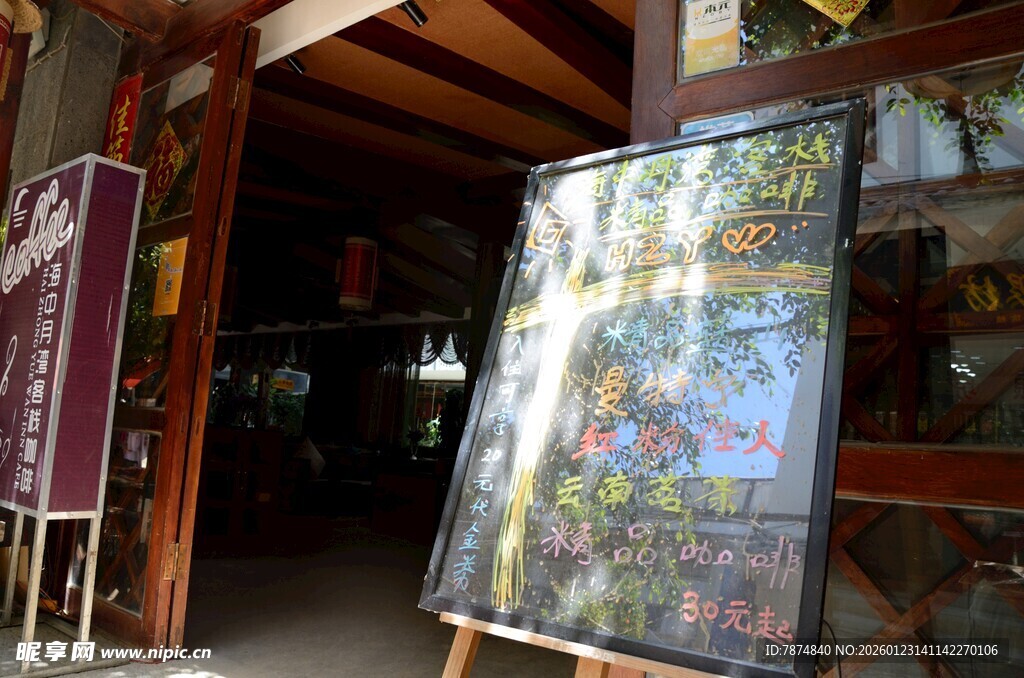 户外展示的精美画作