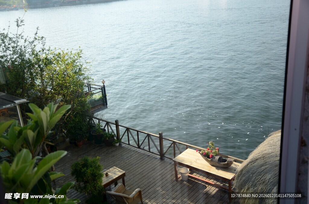 湖畔露台景致