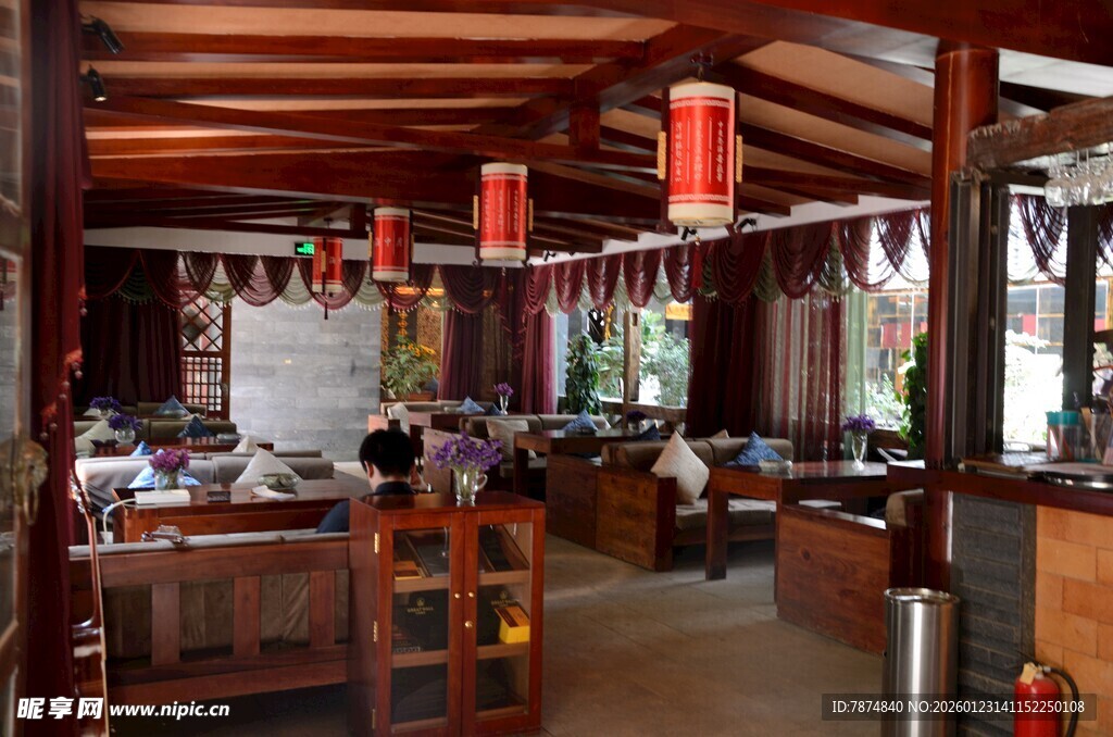 中式餐厅内部温馨场景