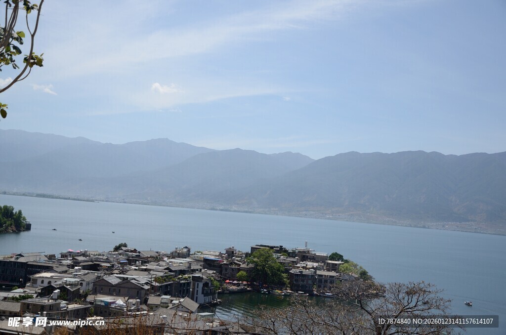 湖畔山石 远山云雾美景