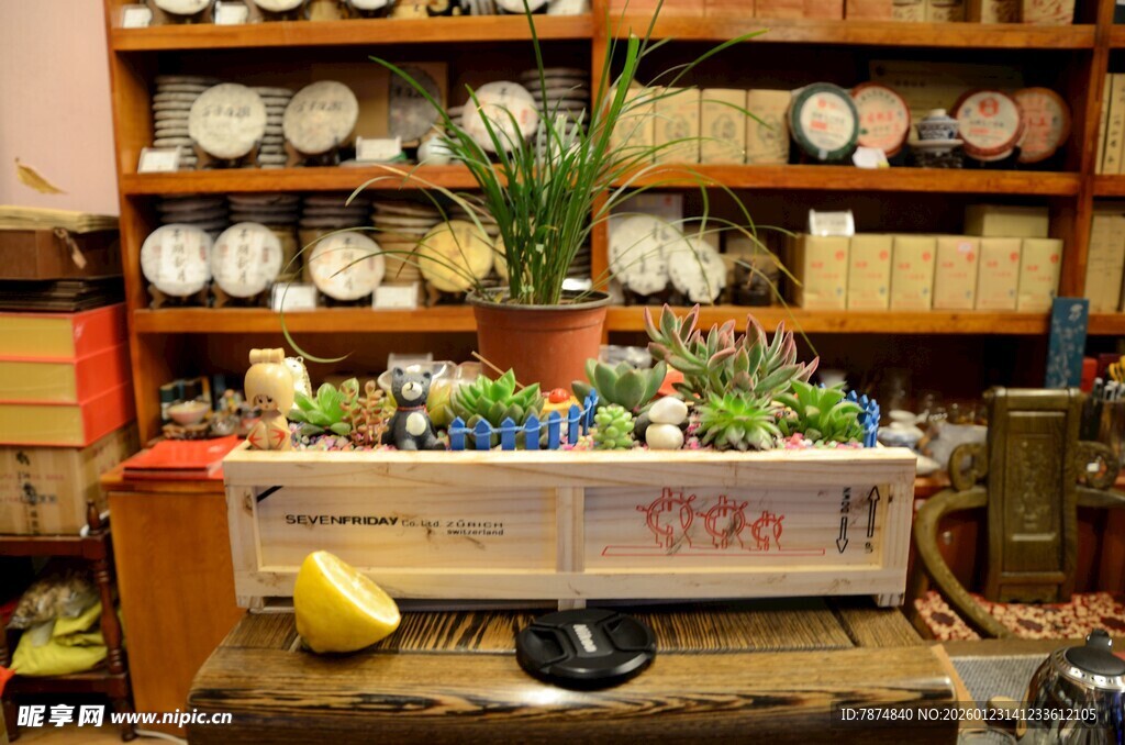 复古风木质花箱装点绿植