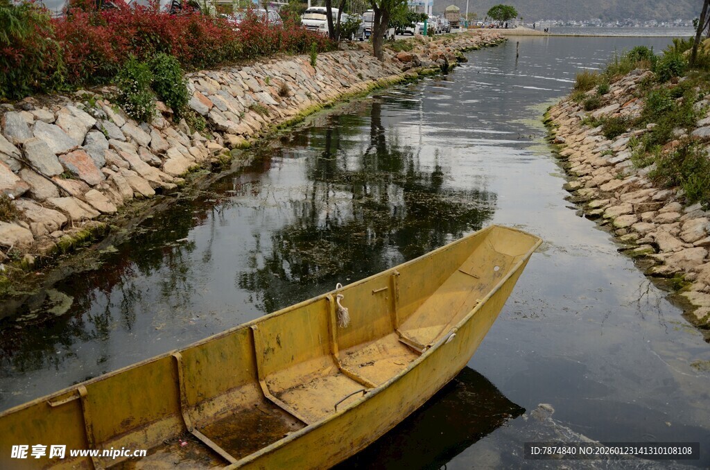 小河上的黄色木舟