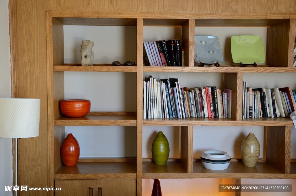 简约木质书架上的多样摆件