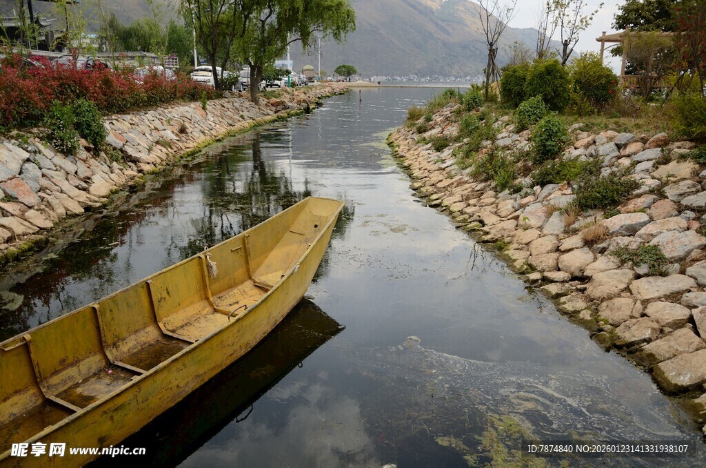 小河边的古朴木舟