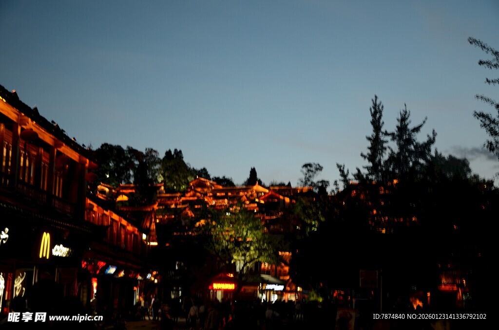 夜幕下灯火璀璨的中式建筑