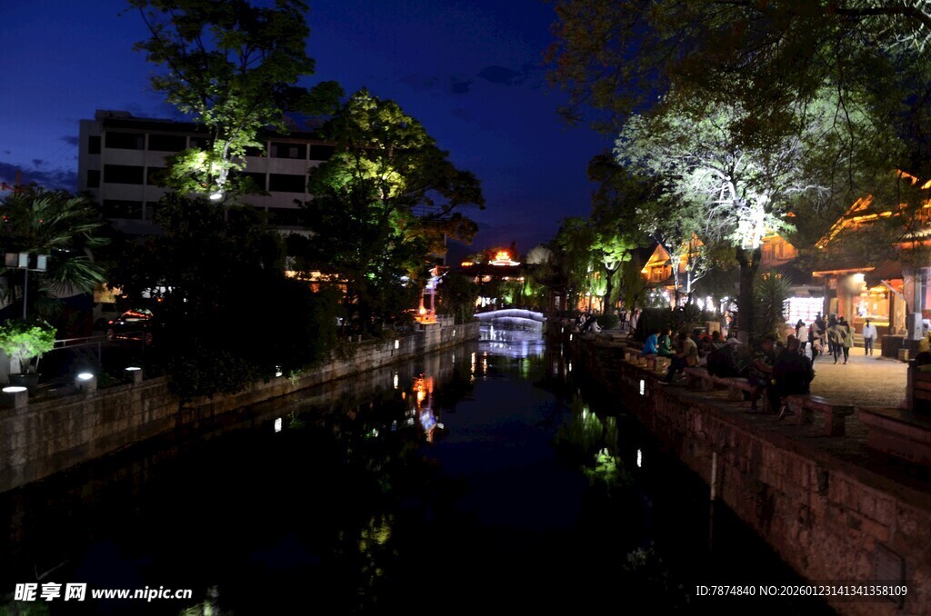 夜晚河畔的璀璨迷人景象