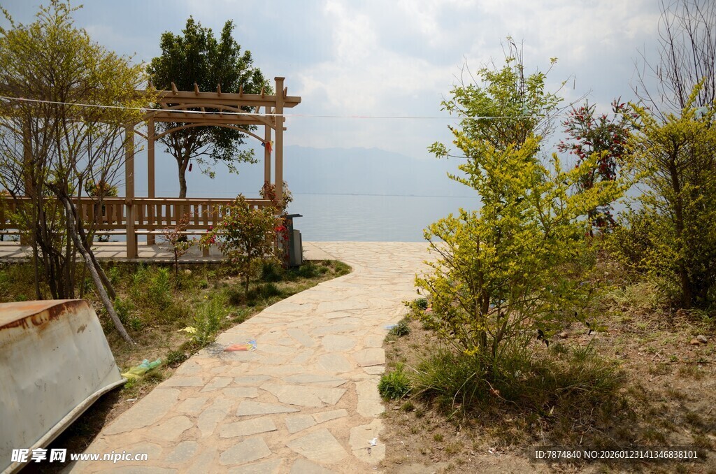 海边小径旁的木质凉亭
