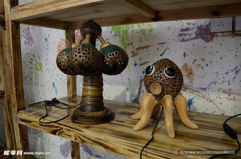 木制架子上的奇特玩偶