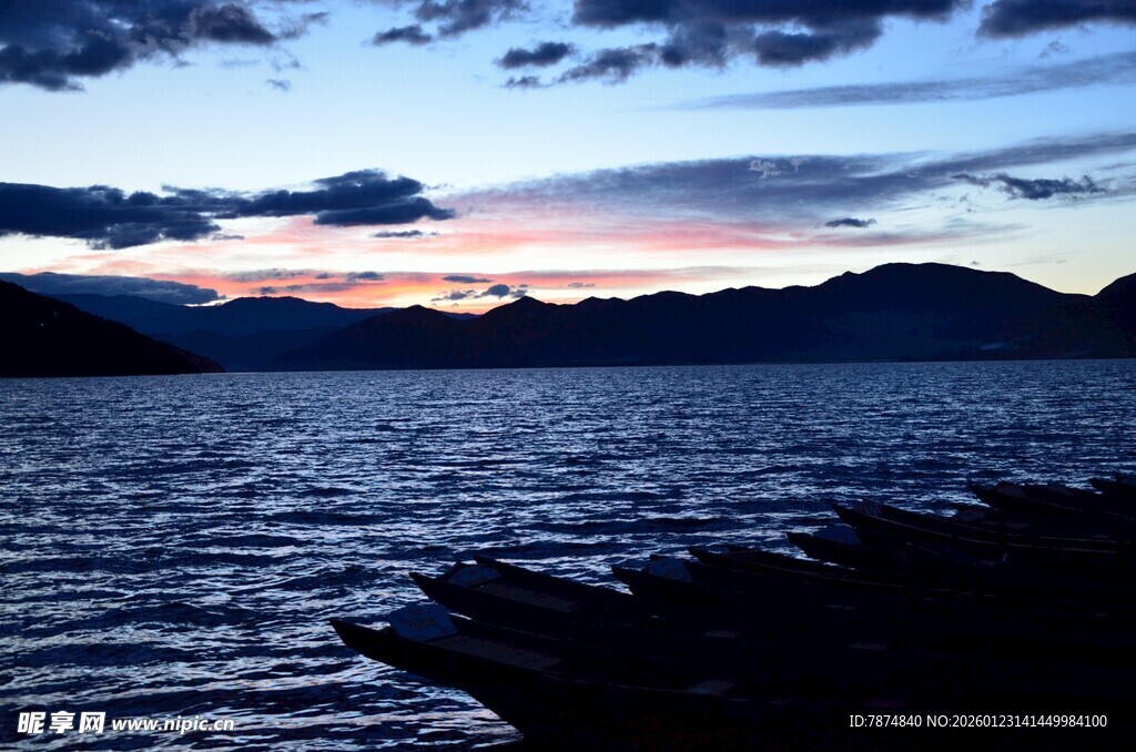 湖畔暮色中的美丽山水景色