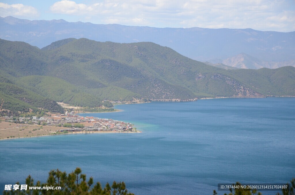 美丽湖景与远山风光