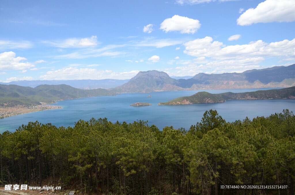 美丽湖景与葱郁山林