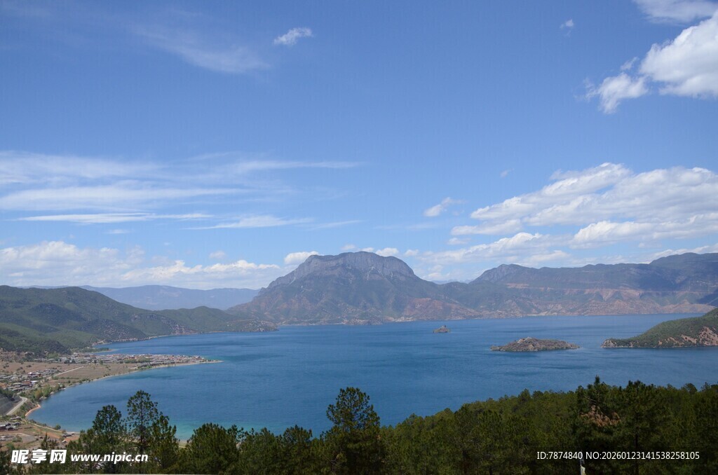 美丽湖景与远山相映