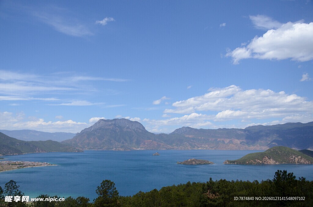 美丽湖景与远山相映成趣