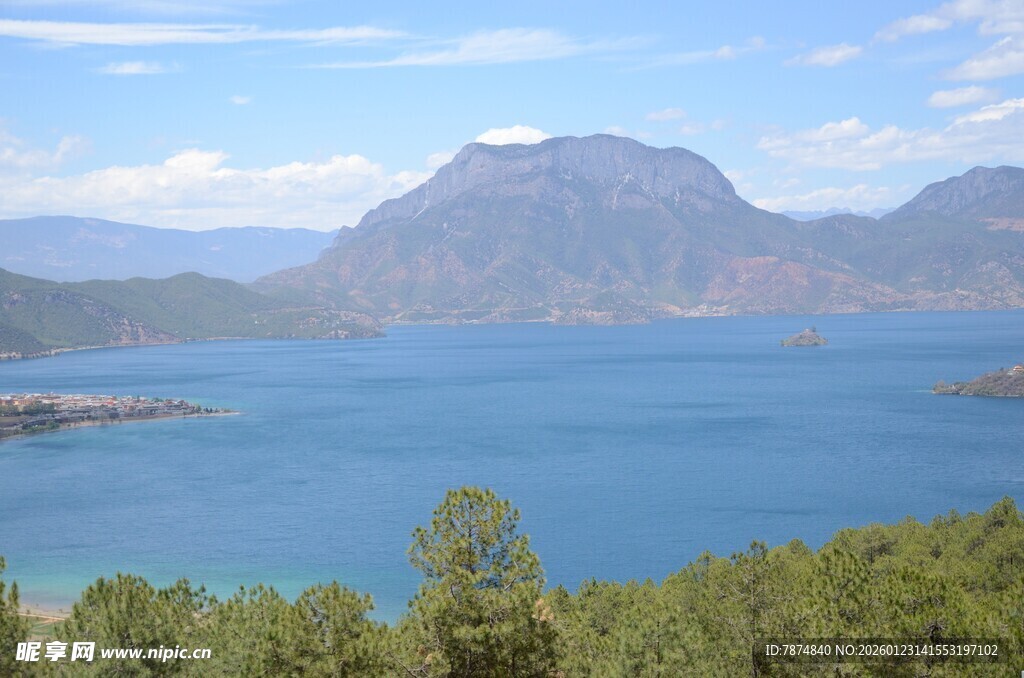 美丽湖景与远山绿树