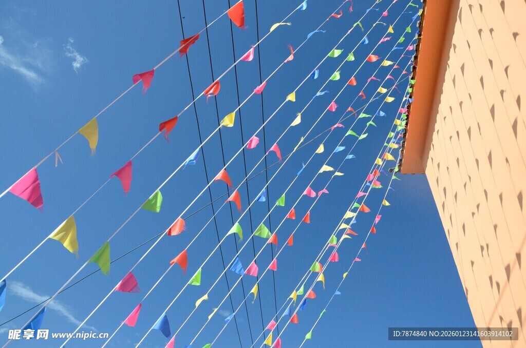 空中彩色三角旗装饰