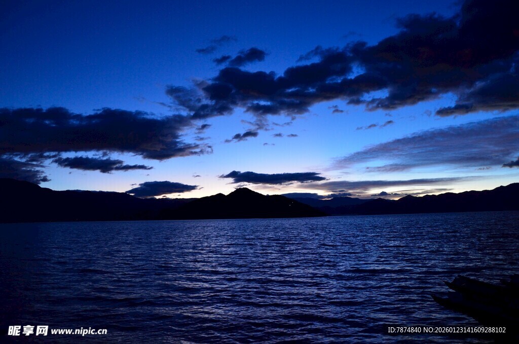 夜幕下的静谧湖水与天空