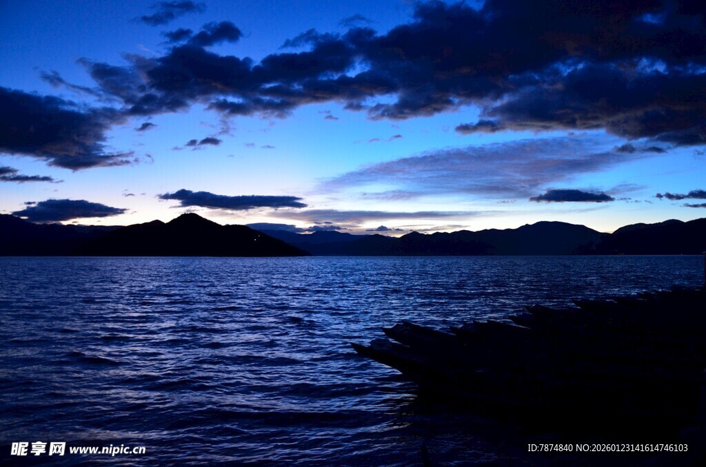 湖畔暮色中的宁静美景