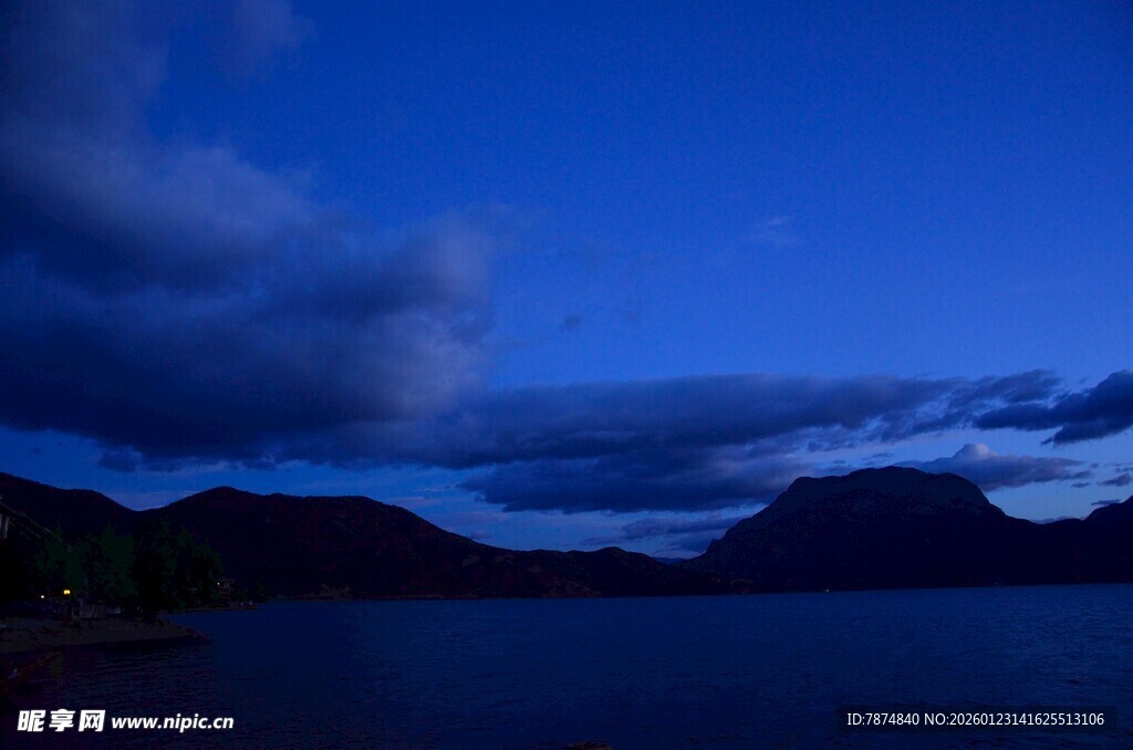 夜幕下的山水湖景