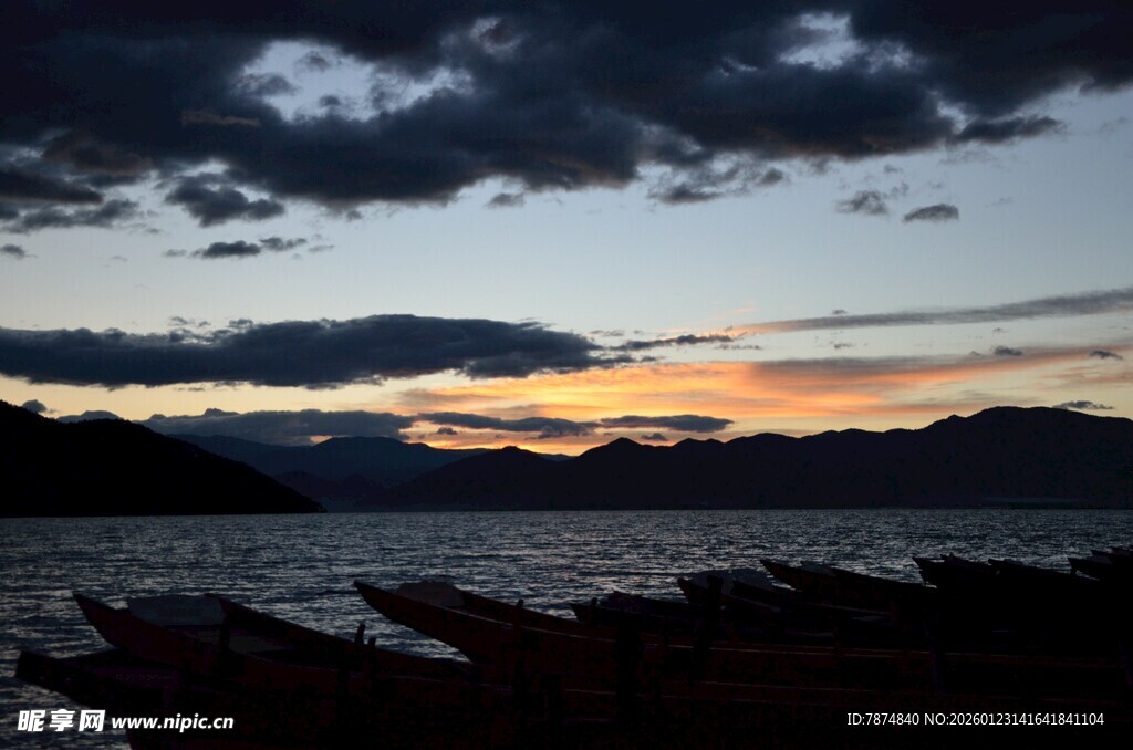 日落时分的湖岸美景