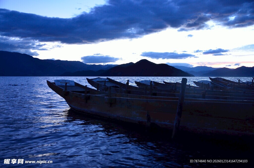 黄昏湖畔的泸沽湖