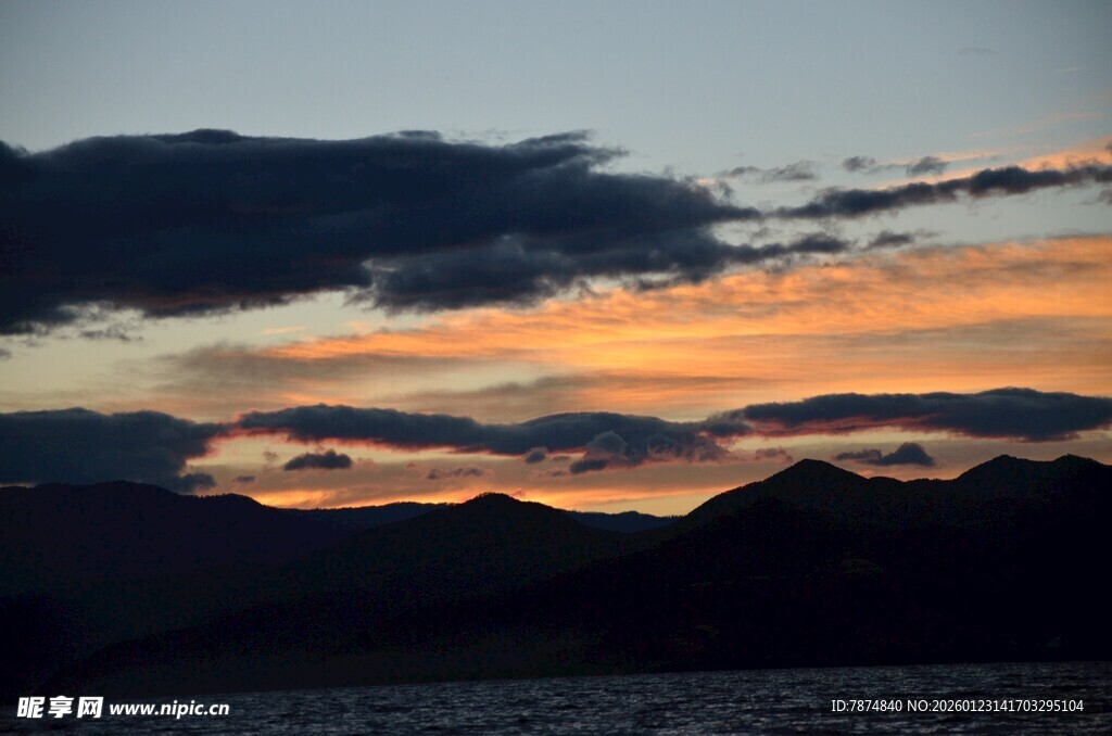 日落时分的绚烂天空