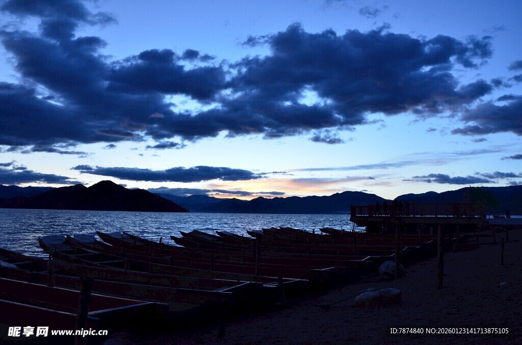 湖畔暮色中的停泊船只