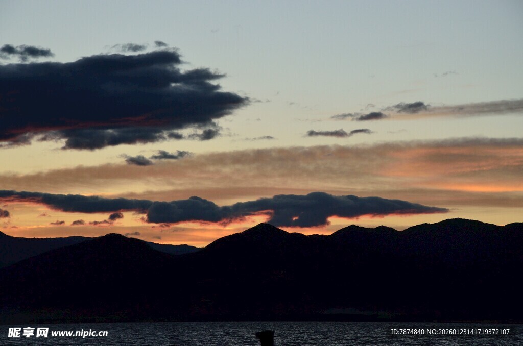 黄昏时分的山峦与云霞