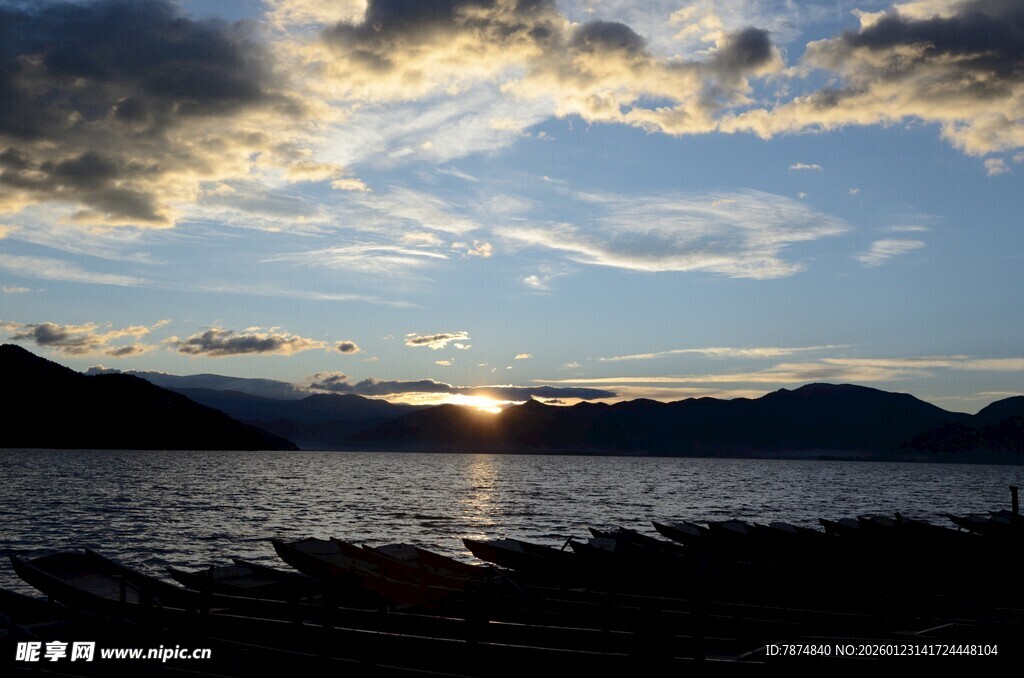 日落时分的宁静湖景