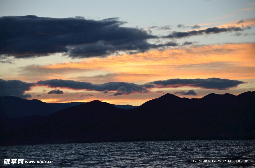 湖畔日落时分的壮丽景色
