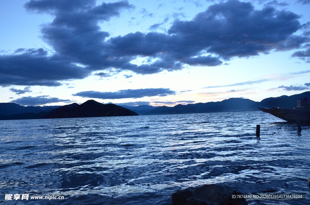 湖畔黄昏 水波与云影交织