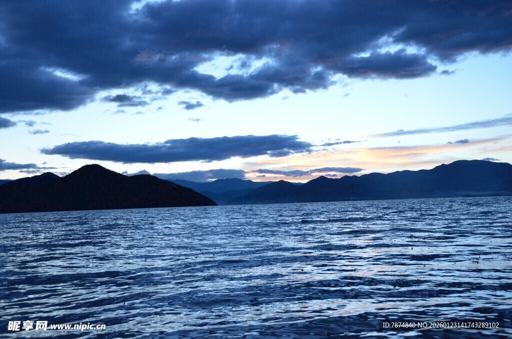 黄昏下的辽阔海面与远山