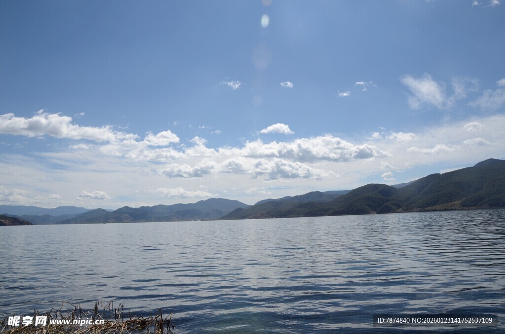 宁静湖景与远山蓝天