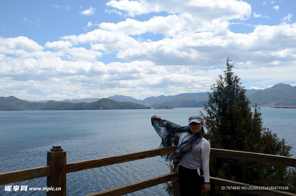 游客赏景湖畔留影