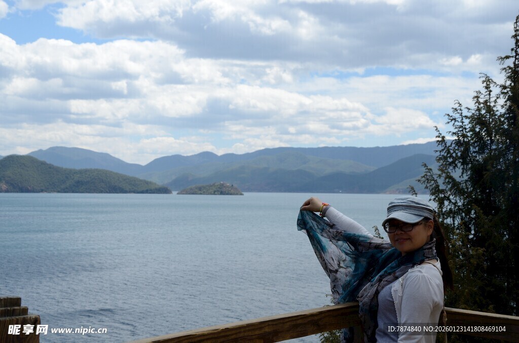男子于湖畔惬意展臂赏景